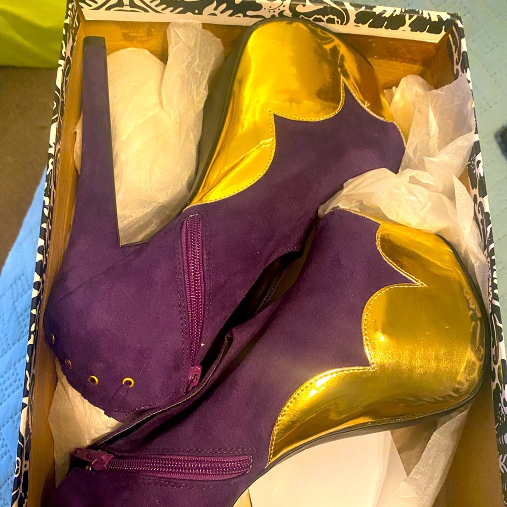 Purple and gold size 10 6in heels